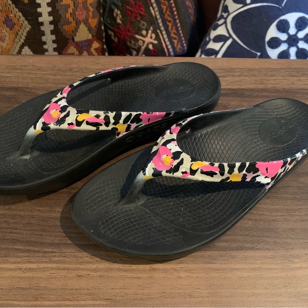 OOFOS Black and Multicolor Sandals / flip flops